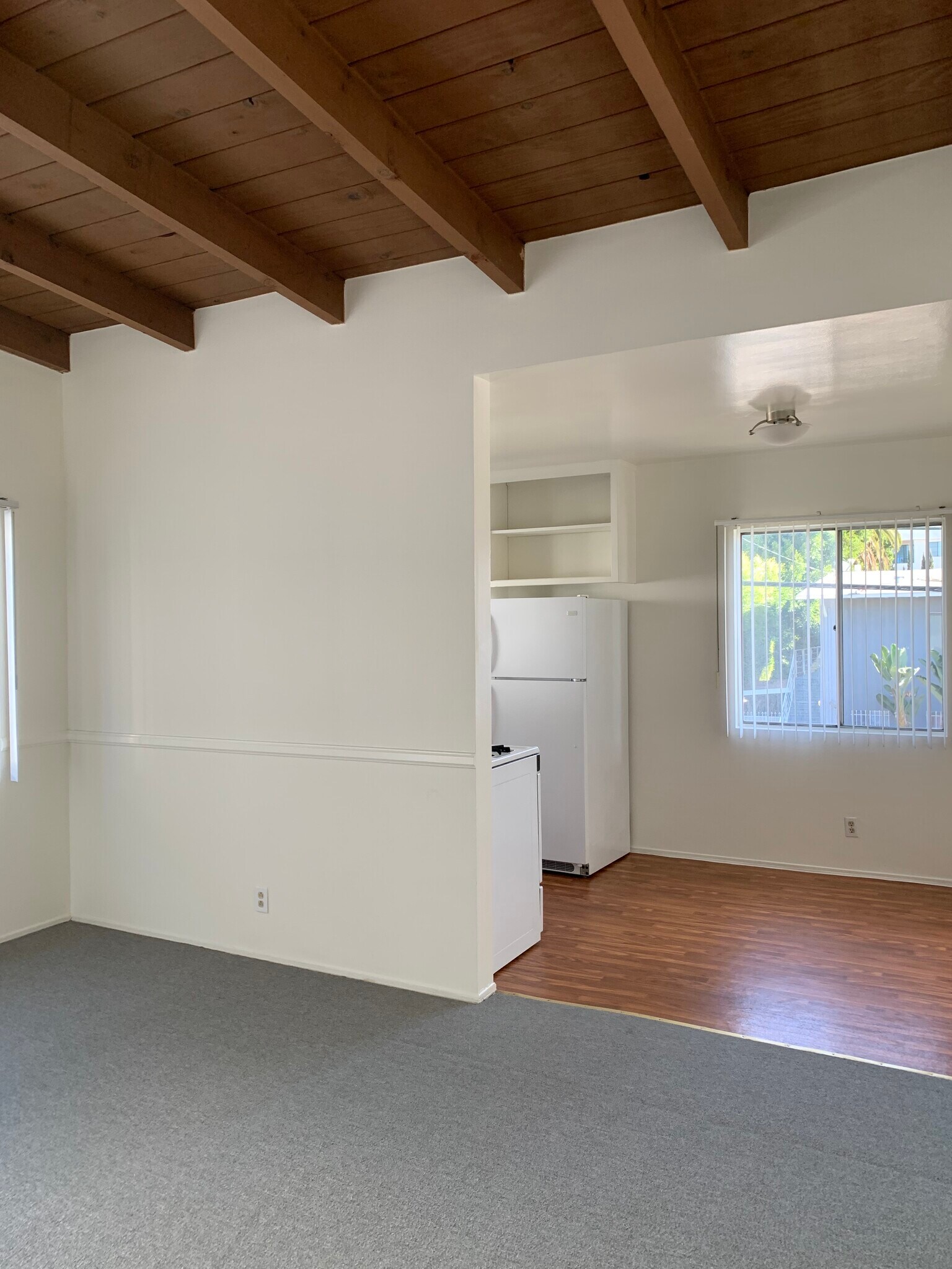 Building Photo - 975 S Barrington Ave