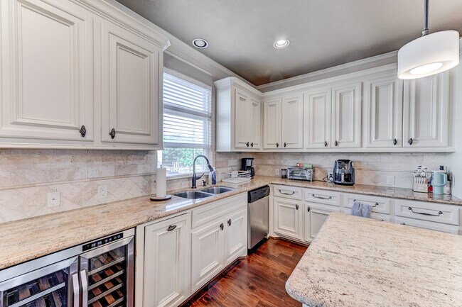 Building Photo - 1325 W 24th St