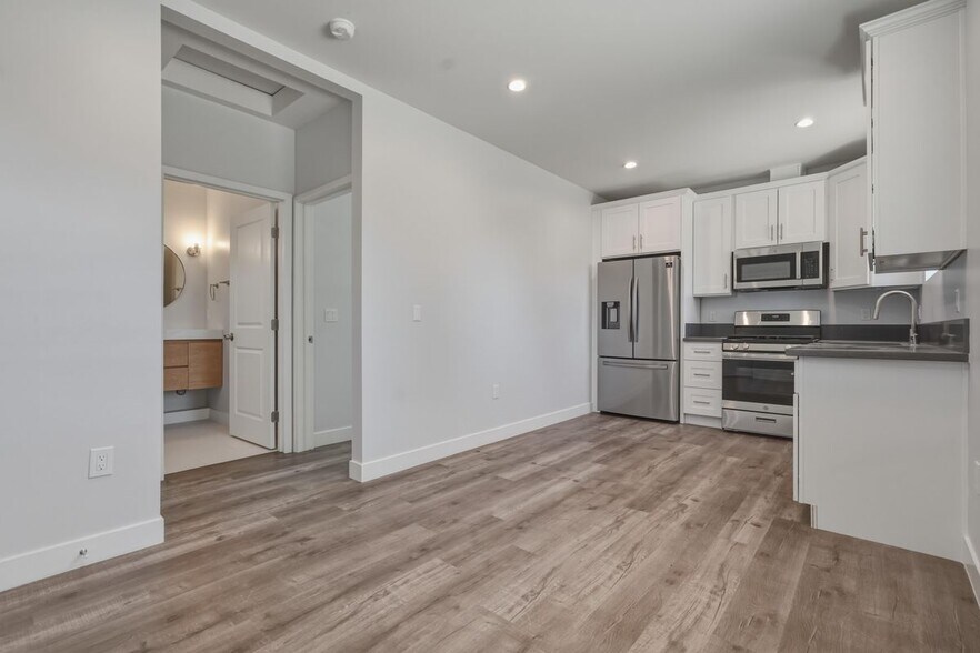 Building Photo - 19833 Blythe