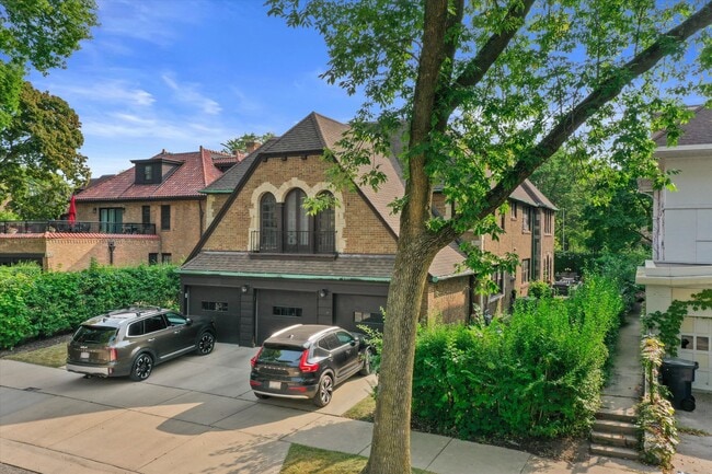 Building Photo - 2835 N Lake Dr