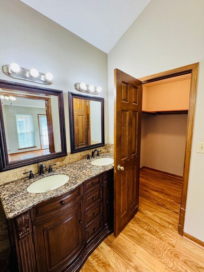 Building Photo - 3-Bedroom home is sure to captivate from t...