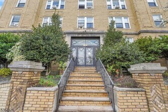 Building Photo - 22 St Lukes Pl
