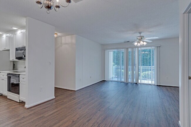 Building Photo - Welcome to Parkview Condos! This beautiful...