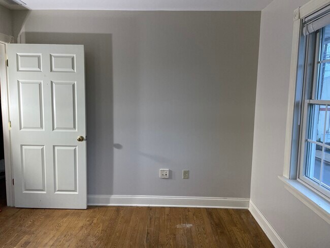 Building Photo - 611 Suite B