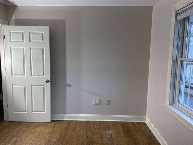 Building Photo - 611 W Cherry Ln