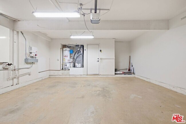 Building Photo - 833 Shadow Lake Dr