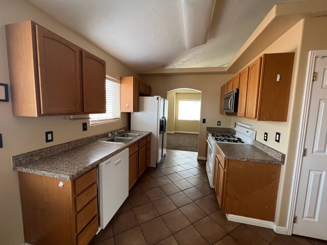 Building Photo - **Move-In Discount!** 3 Bedroom 2 bath with Garage