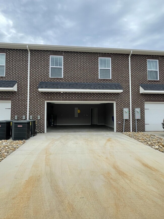 Building Photo - 338 Broadberry Ave