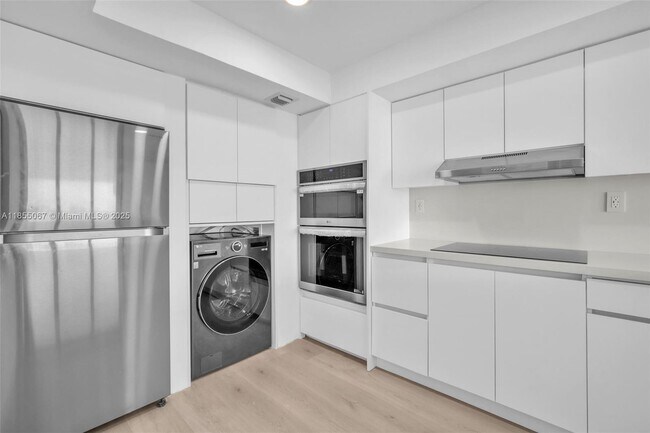 Building Photo - 555 NE 15th St