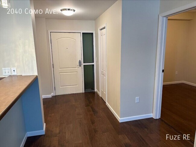 Building Photo - 2040 Como Ave