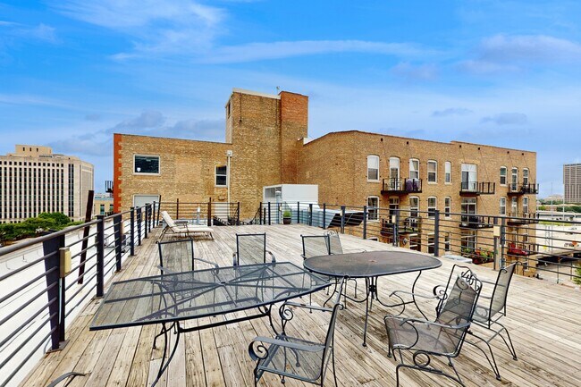 Building Photo - 420 S Clinton St