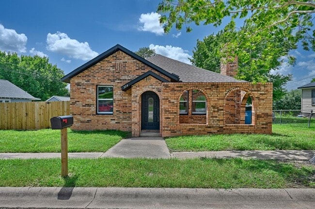 Primary Photo - 314 S Tesch St