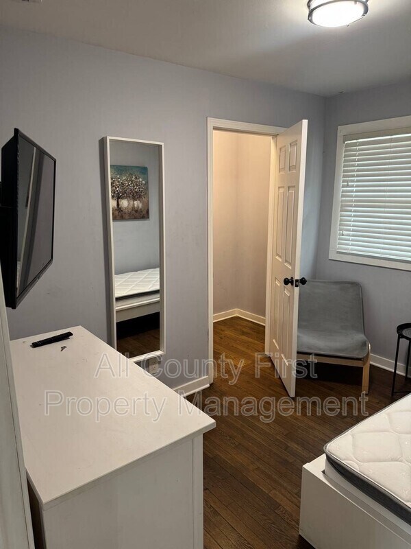 Building Photo - 656 Cedar Ave NW