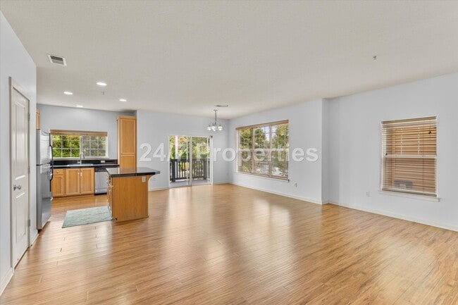 Building Photo - *MOVE-IN SPECIAL!* 3 BD I 2.5 BA Beaverton Townhome