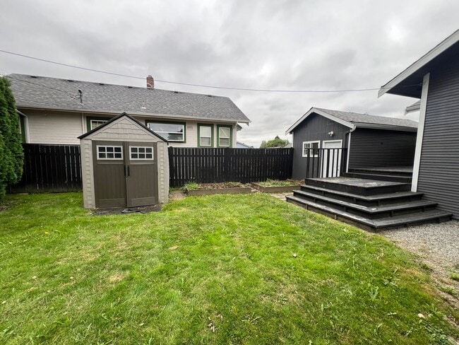 Building Photo - Gorgeous Craftsman available Now