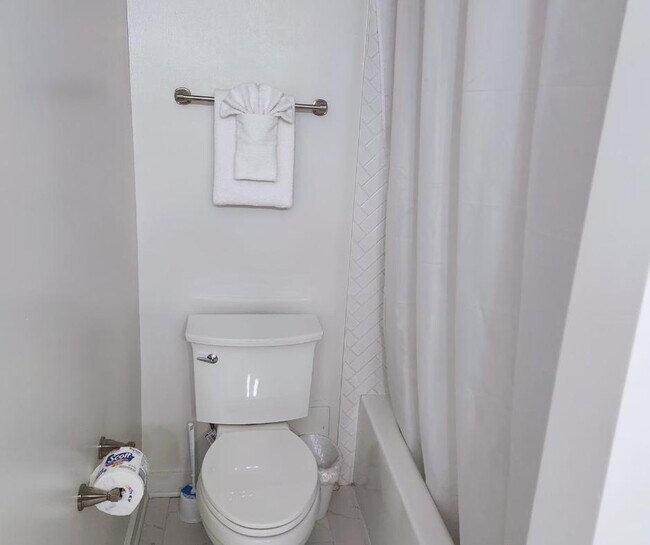 Building Photo - 1600 S Eads St