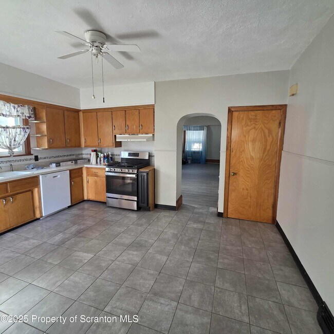 Building Photo - 1165 W Elm St