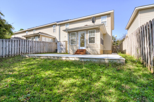 Building Photo - 2044 Lillian Dr