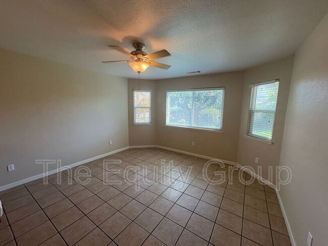 Building Photo - 3645 E Vista Dr