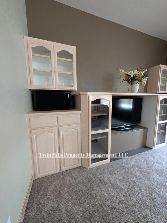 Building Photo - 917 Main St