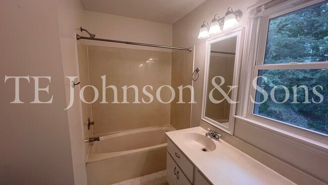 Building Photo - Deerfield Townhome Community 3 bed 3 baths