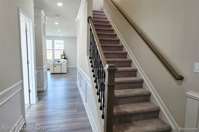 Building Photo - 2720 Tulip Wy