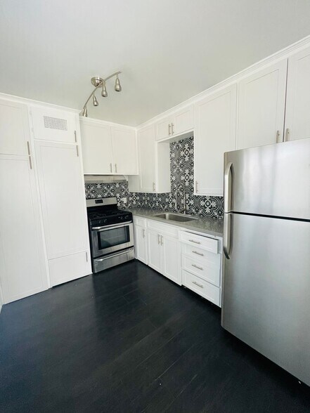 Interior Photo - 409-413 E Lomita Ave