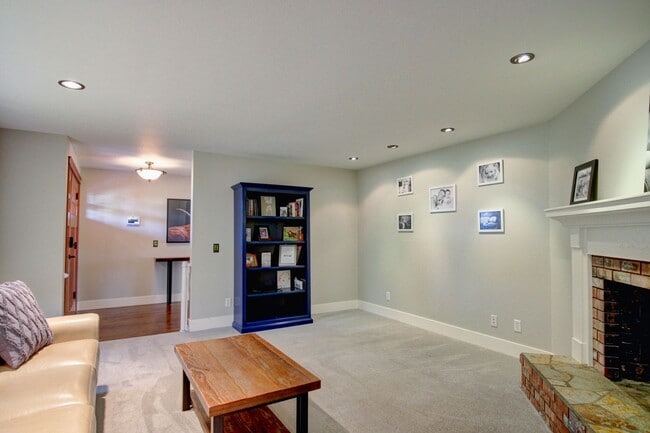 Building Photo - 3 Bedroom, 2.5 Home. Available NOW!!!!