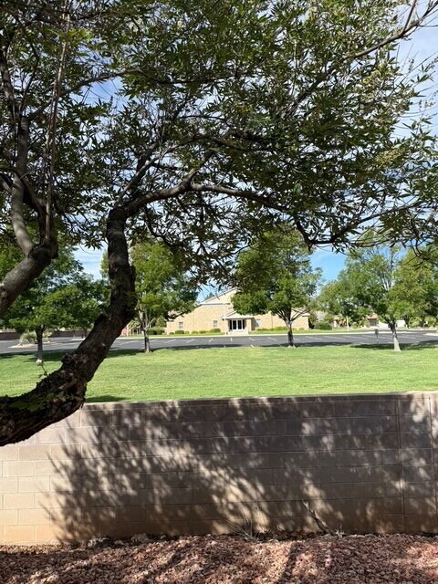 Building Photo - Well-maintained 3 bed/2 bath condo near Sky Mountain golf course.