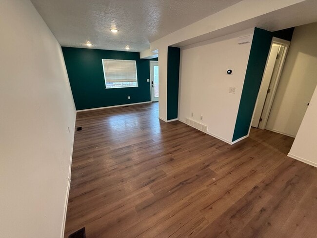 Building Photo - Twin Home for Rent Near Downtown Sioux Falls