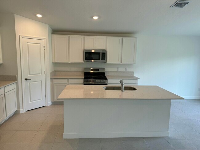 Building Photo - 10445 NW Suncrest Lp