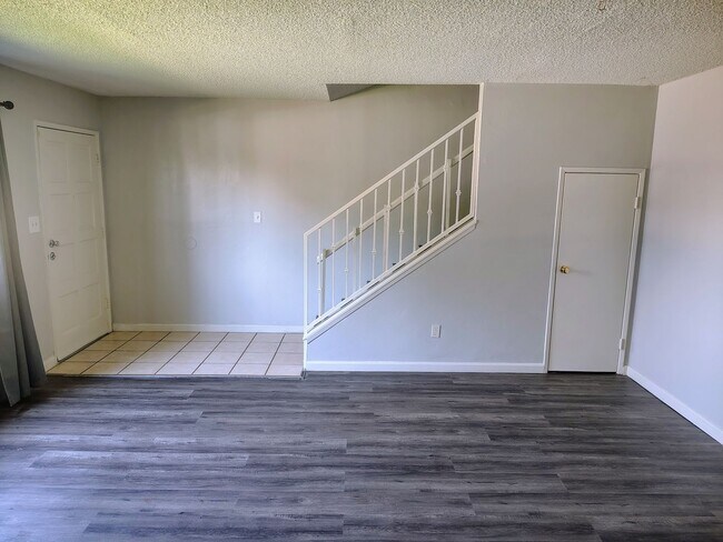 Building Photo - Spacious 3 bedroom 2 bathroom townhouse in Central Bakersfield!