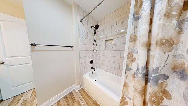 Building Photo - Totally Updated Home on Oak Bowery