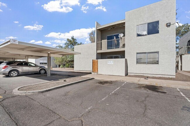 Building Photo - 2814 E Marconi Ave