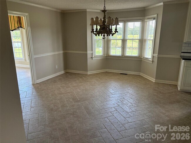 Building Photo - 2417 Lynwood Dr