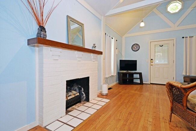 Building Photo - Charming, Furnished 1 Bed + Loft - Great L...