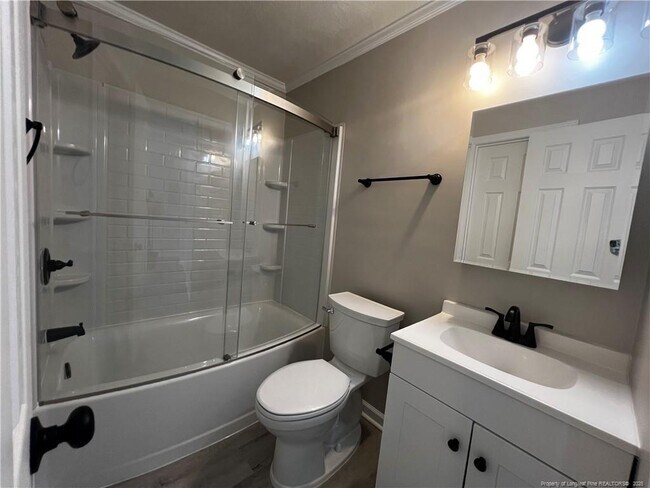 Building Photo - 5850 Century Oaks Dr