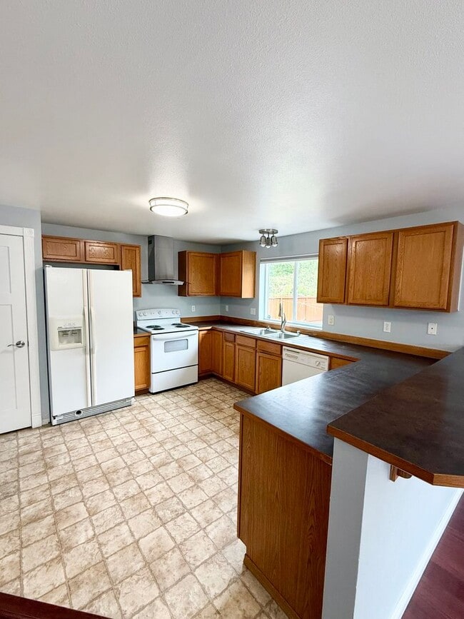 Building Photo - Spacious house in Bremerton.