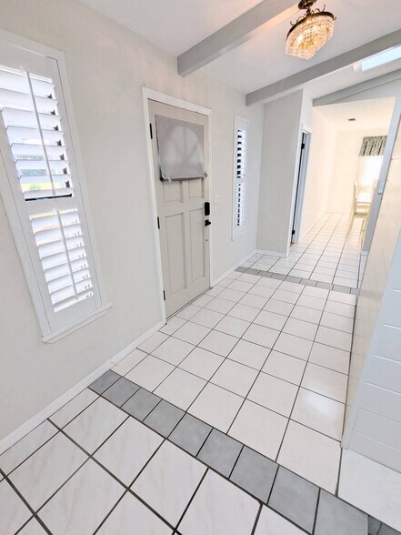 Building Photo - 945 Bramble Bush Cir W