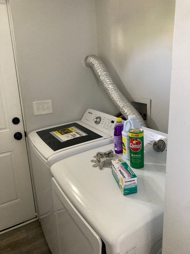 Building Photo - Fully renovated 3 bedroom, 2.5 bathroom en...