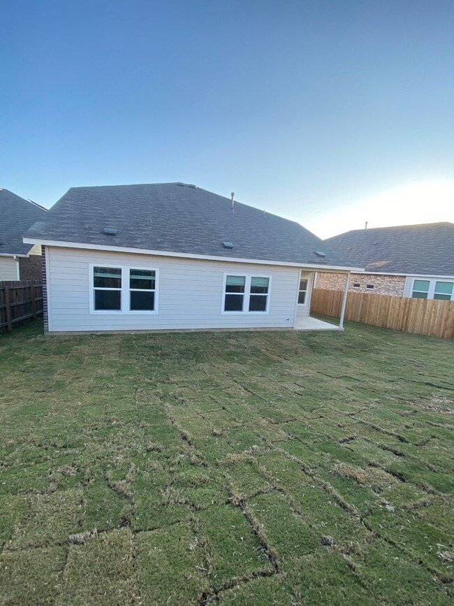 Building Photo - Large 3036 SF Home - 5 Bed/3 Bath + Media ...