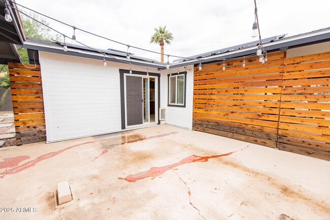 Building Photo - 803 E Palmaire Ave