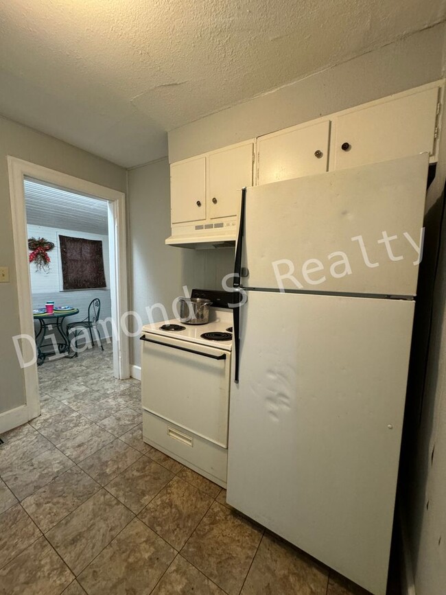 Building Photo - Cute and Clean 2 Bedroom Home Available Now!
