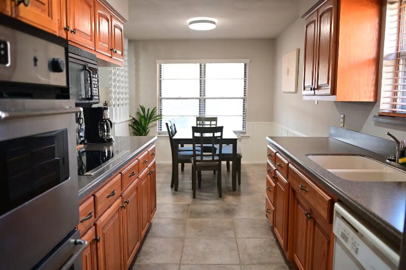 Building Photo - 611 Balboa Dr