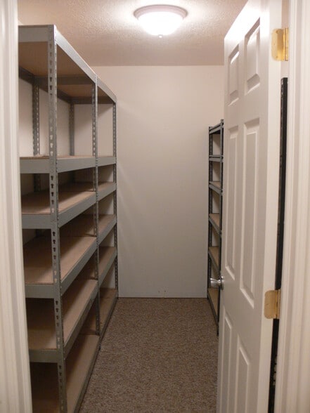 Building Photo - 936 Meadowbrook Dr