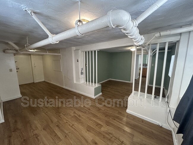 Building Photo - 827 Pleasant St