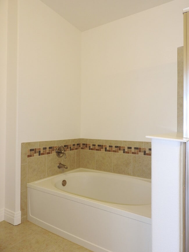 Building Photo - Centennial Condo for Rent! Outdoor Pool an...