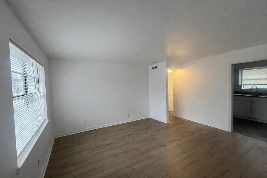 Building Photo - 2524 18th Pl S