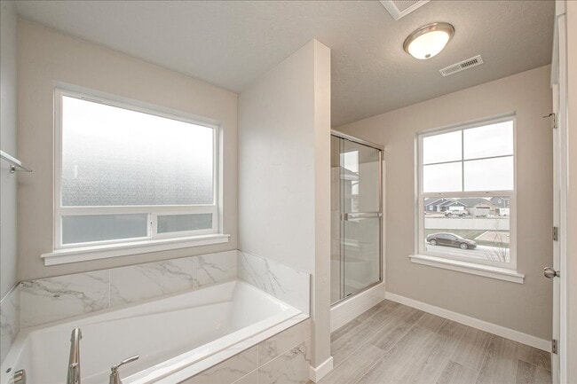 Building Photo - 2 Story Nampa Home!