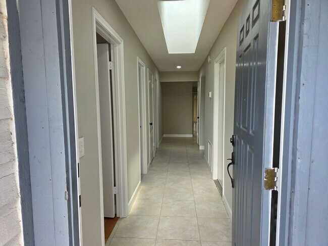 Building Photo - 180 Martinique Cir